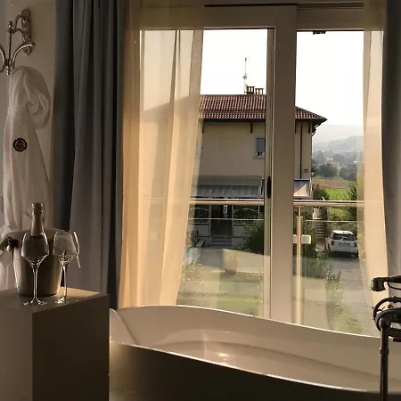 Maison Petit Perlage And Champagne Serralunga di Crea